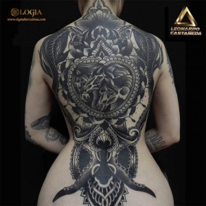 tatuaje-espalda-blackwork-logia-barcelona-leonardo   